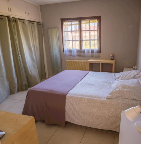 une chambre avec un lit et une fenêtre dans l'établissement A 500m de la plage, à Hyères