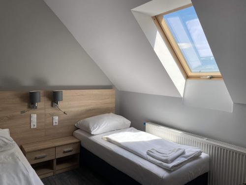 Uma cama ou camas num quarto em Kis Szieszta panzió