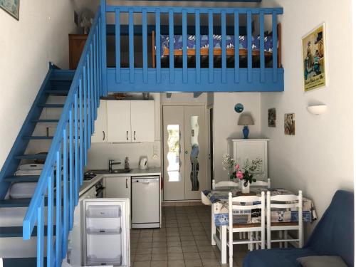 une cuisine avec un escalier bleu dans une maison dans l'établissement Pavillon Farniente, à Saint-Palais-sur-Mer