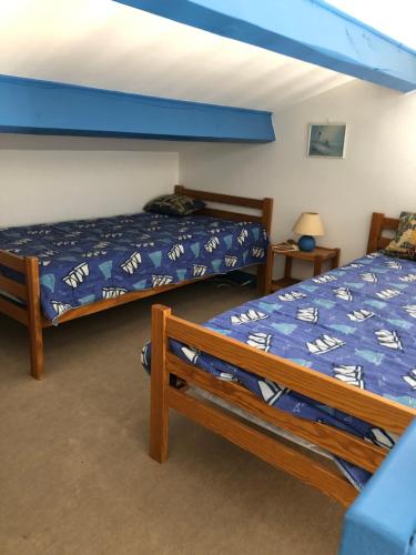 - une chambre avec 2 lits et un plafond bleu dans l'établissement Pavillon Farniente, à Saint-Palais-sur-Mer