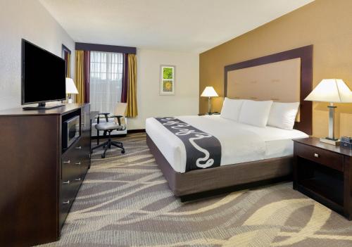 Una cama o camas en una habitación de La Quinta by Wyndham Dallas - Las Colinas