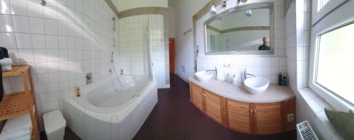 Bilik mandi di Auberge Tabarz Zimmerberg
