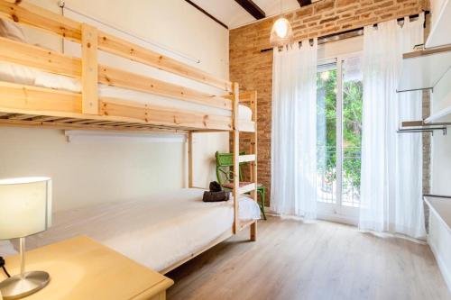 a bedroom with a bunk bed and a window at Apartamento Ruzafa Centro II in Valencia