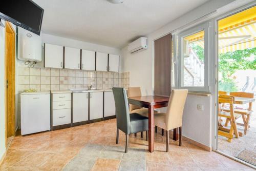 Η κουζίνα ή μικρή κουζίνα στο Apartments Nika with swimming pool and beautiful sea view