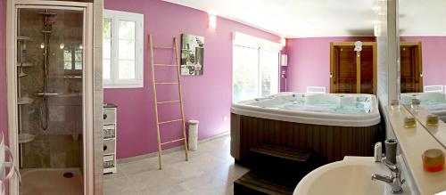 Ett badrum på Au Coeur Du Bien Etre, chambre d'hôtes avec piscine chauffée et couverte, SPA, sauna, massages