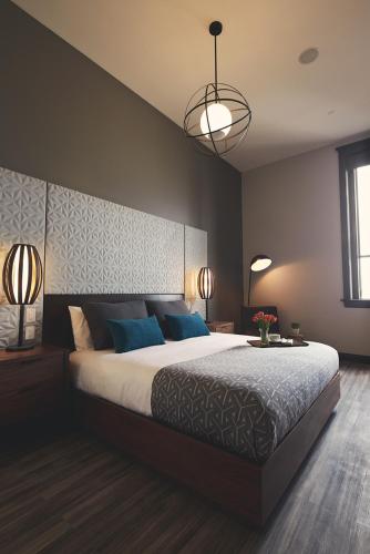 a bedroom with a large bed and two lamps at Hotel Vandivort in Springfield