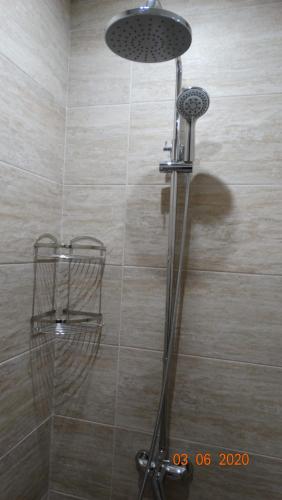 een douche met een douchekop in de badkamer bij Панорама моря и Аркадии in Odessa
