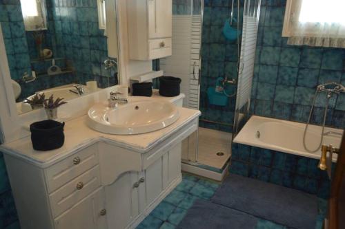 A bathroom at Triple H