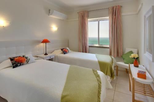 Un pat sau paturi într-o cameră la Inn the Beach Apartments