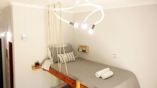 Cette chambre comprend un lit suspendu. dans l'établissement Sun's Gift Mini Studio, à Paleokastritsa