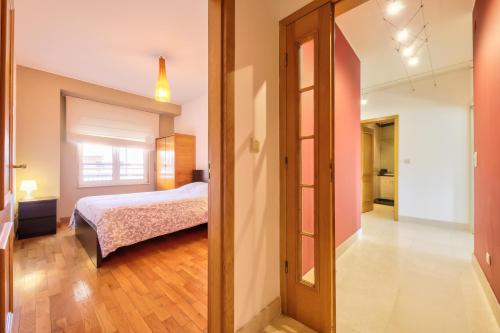um quarto com uma cama e um espelho grande em Forum by Home Sweet Home Aveiro em Aveiro