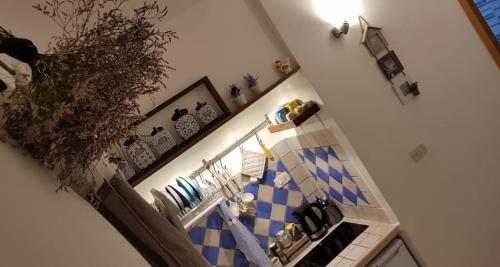 una cucina con pavimento piastrellato blu e bianco di La Nchioscia a Ostuni