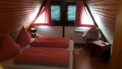 Un pat sau paturi într-o cameră la Ferienhaus am See im Fichtelgebirge