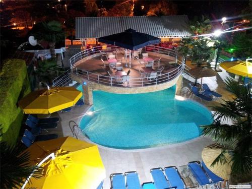 Majoituspaikan Hotel Niko Paradise uima-allas tai lähistöllä sijaitseva uima-allas