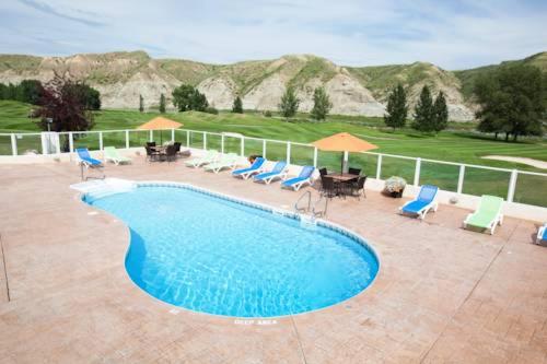 בריכת השחייה שנמצאת ב-Paradise Canyon Golf Resort - Luxury Condo U399 או באזור