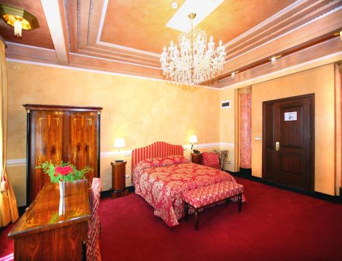 Un pat sau paturi într-o cameră la Vigo Hotel