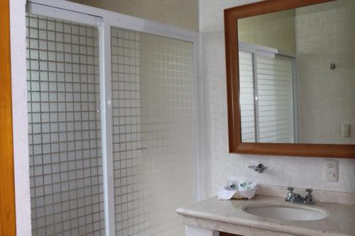 a bathroom with a sink and a mirror at Hotel Campestre Don Luis in Huajuapan de León