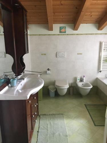 y baño con lavabo, aseo y bañera. en Villa Gemelli, en Castellanza