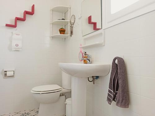 プンタ・ウンブリアにあるCasa Sanabria habitaciones privadas en una vivienda particularの白いバスルーム(洗面台、トイレ付)