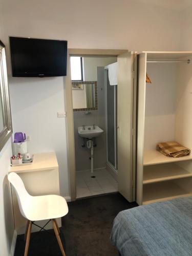 una habitación con una cama y un baño con lavabo en Hotel 59 Sydney, en Sídney