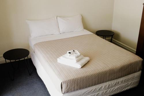 Ліжко або ліжка в номері The Australian Hotel St George
