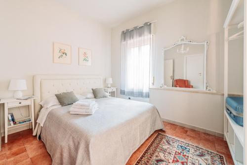1 dormitorio blanco con 1 cama grande y espejo en B&B Greco Home en Taormina