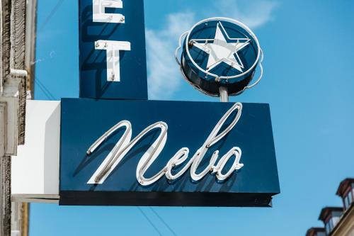 Et logo, certifikat, skilt eller en pris der bliver vist frem på City Hotel Nebo
