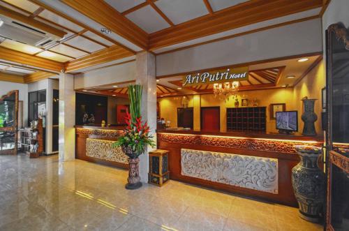 Lobby/Rezeption in der Unterkunft Ari Putri Hotel