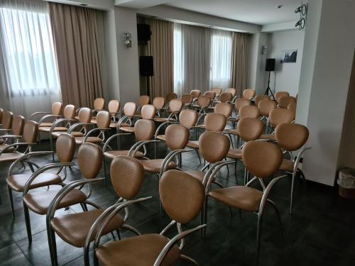 Una habitación con un montón de sillas. en Vercelli Palace Hotel, en Vercelli