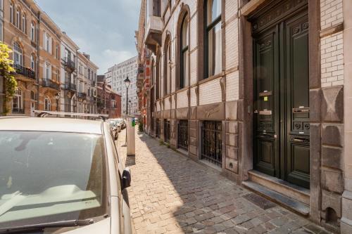 un coche aparcado en una calle en una ciudad en Felix Delhasse, en Bruselas