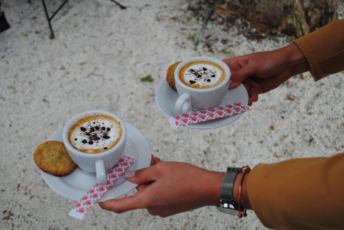 Comodidades para preparar café e chá em Hotel Srem