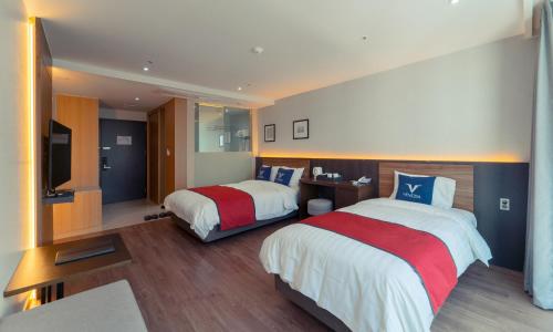 Postel nebo postele na pokoji v ubytování Venezia Hotel and Suite