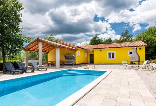 Beautiful villa Eden with pool and jacuzzi immersed in the vegetation
