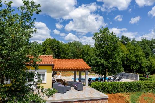 Beautiful villa Eden with pool and jacuzzi immersed in the vegetation