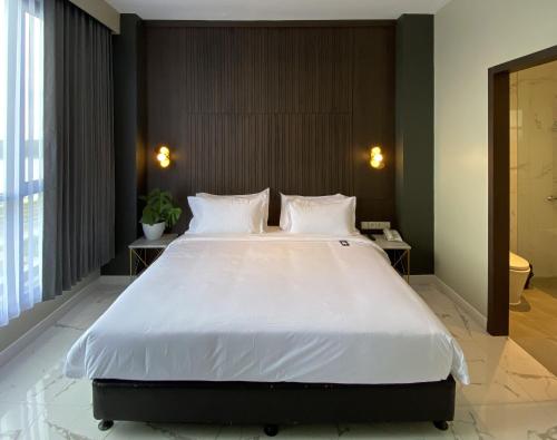 Un pat sau paturi într-o cameră la Luminor Hotel Tanjung Selor By WH