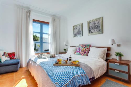 een slaapkamer met een bed met een dienblad met eten erop bij Casa Sultana in Playa Blanca