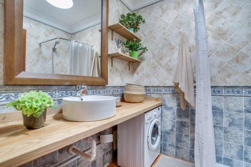 een badkamer met wastafel en wasmachine bij Casa Sultana in Playa Blanca