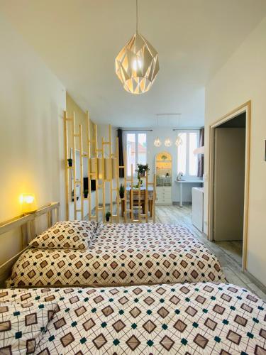 - une chambre avec deux lits et une salle à manger dans l'établissement La Chtite Maison Béarnaise, à Arthez-de-Béarn