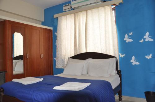 Postel nebo postele na pokoji v ubytování Haritha Apartments, Helpful Staff, Near Bus & Railway Station, Geyser, TV, Best priced Family-Only Apartments in Tirupati, Big Families, Groups Welcome
