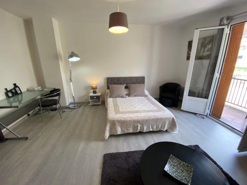 une chambre avec un lit et un bureau dans l'établissement Pascal Paoli, à Corte