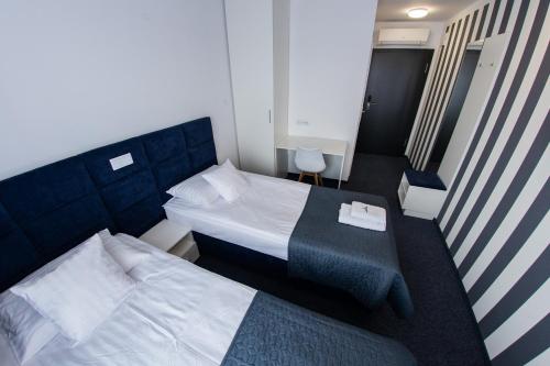 um quarto de hotel com duas camas em Pokoje - MARINA BORKI em Augustów
