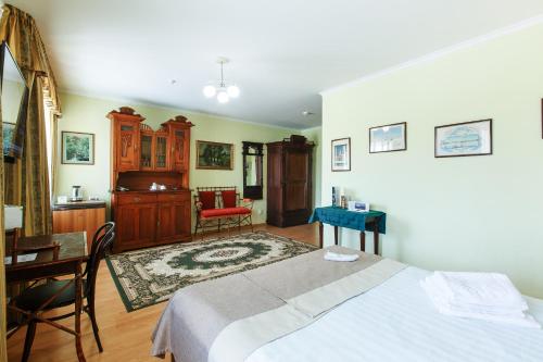 トボリスクにあるHotel Siberiaのベッドルーム1室(ベッド1台、テーブル、椅子付)