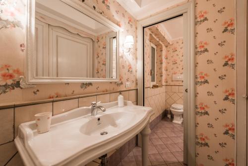 バーリにあるDimora Scipione Crisanzioのバスルーム(洗面台、トイレ付)