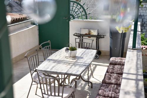 Posedenie v ubytovaní Micro Apartment SUNI2