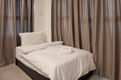 Un pat sau paturi într-o cameră la Econtel Queensbay