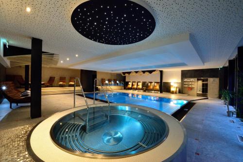 Montanie Resort في ديسنا: مسبح كبير في غرفة الفندق مع مسبح