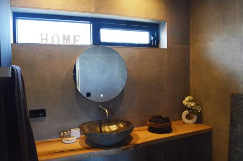 a bathroom with a bowl sink and a mirror at B&B Tussen Vecht en Veer in Hardenberg