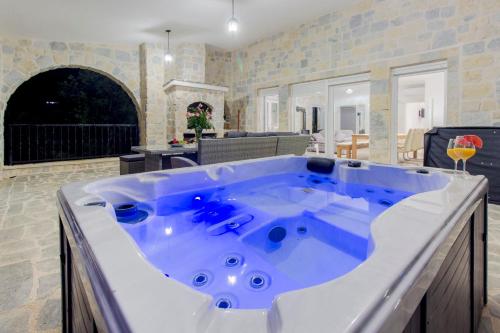 a large blue and white tub in a living room at Dalmata Lounge in Starigrad