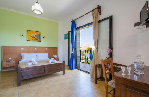 ゲラニ・シャニオンにあるStudios Kydoniaのベッドルーム1室(ベッド1台、テーブル、窓付)