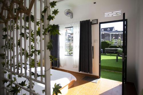 Cette chambre comprend un lit et offre une vue sur la cour. dans l'établissement Giao Giao House Homestay, à Đà Lạt